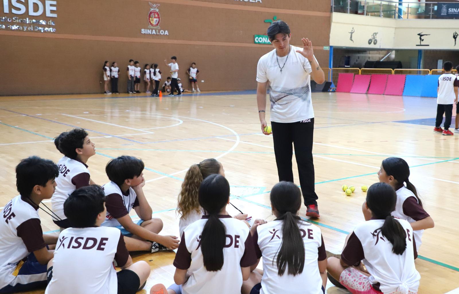 $!Comparten medallista de Olimpiada Nacional sus conocimientos en Beisbol 5