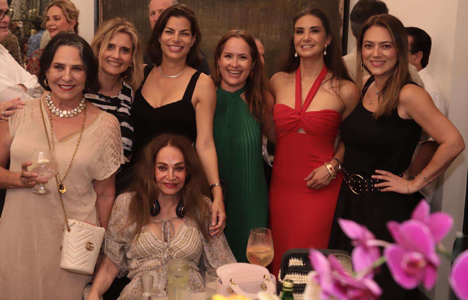 $!Letty Coppel (sentada) entre Mela Ordaz Coppel, Emilia Cevallos, Bárbara Coppel, Natalia Arias, Berenice Álvarez y Linda Casas.