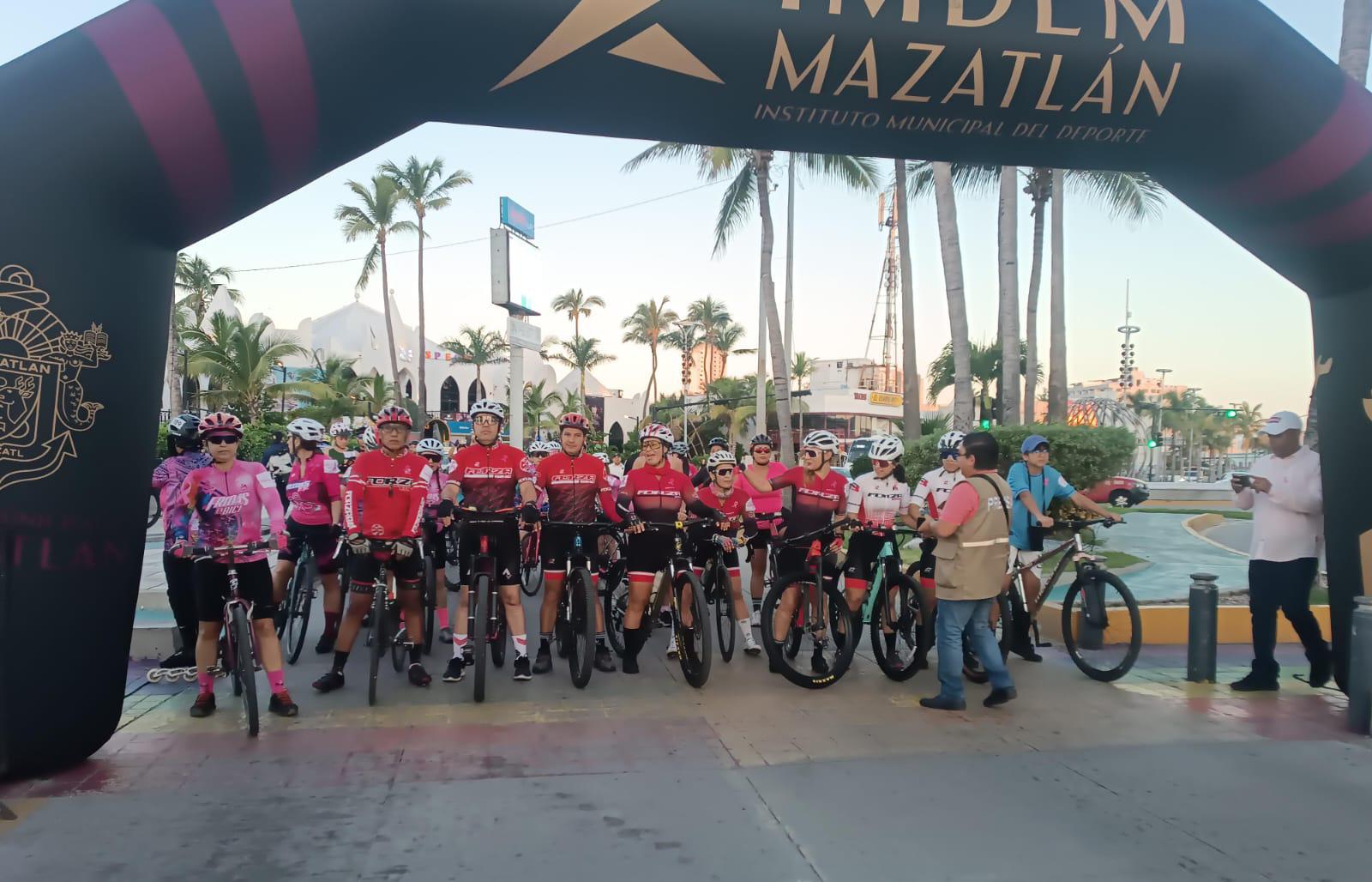 $!Ciclistas se unen en la ‘Rodada en Rosa Reto Mazatlán’ contra el cáncer de mama