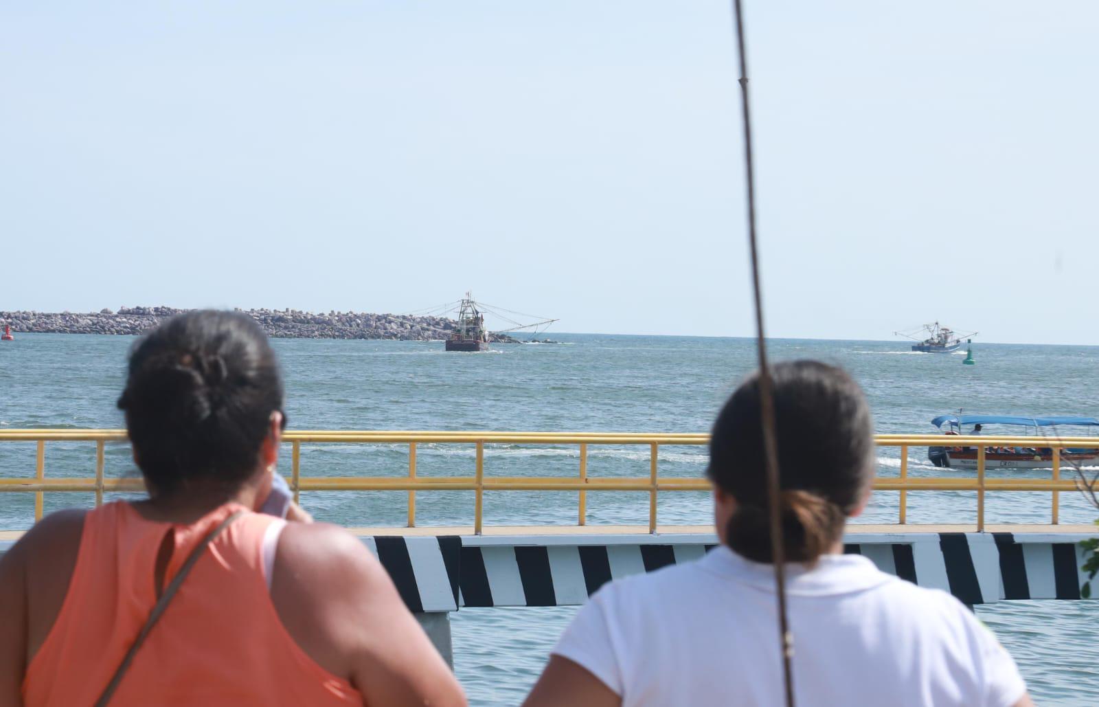 $!En Mazatlán, decenas de barcos camaroneros salen a la pesca en altamar