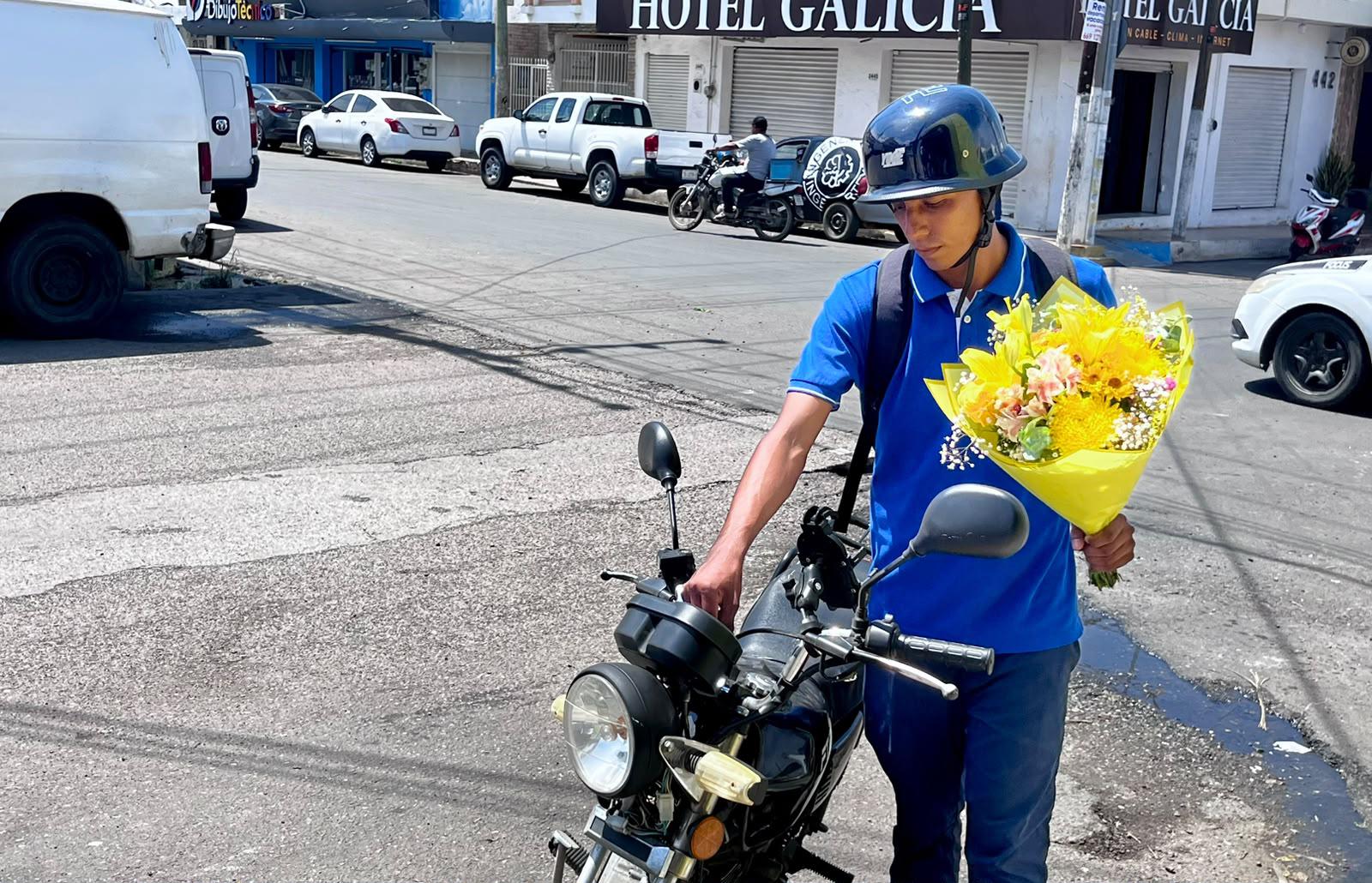 $!Flores amarillas pintan de amarillo al Mercado de las Flores de Mazatlán