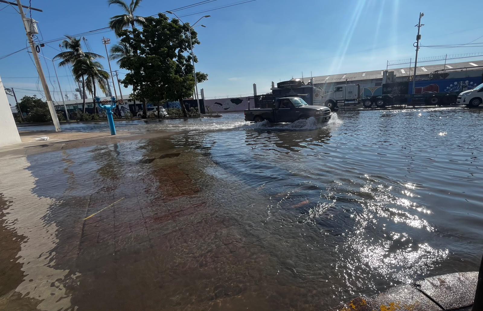 $!Marea alta y oleaje llevan agua a calles del Centro y al Estero del Infiernillo, en Mazatlán