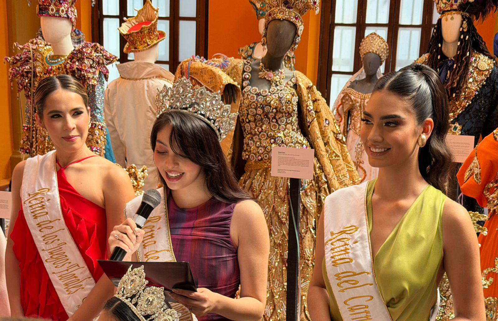 $!‘Recuerdos y Nostalgia’ reúne la memoria del Carnaval de Mazatlán en una exposición de vestidos reales