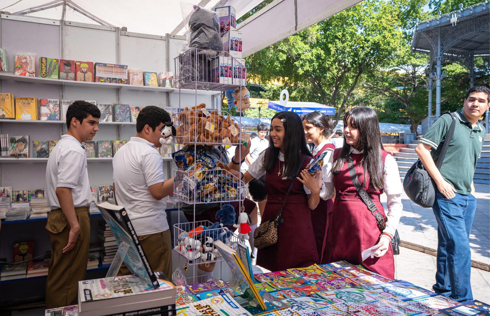 $!Visitantes de todas las edades recorren el centro editorial de la Feria del Libro Culiacán 2025
