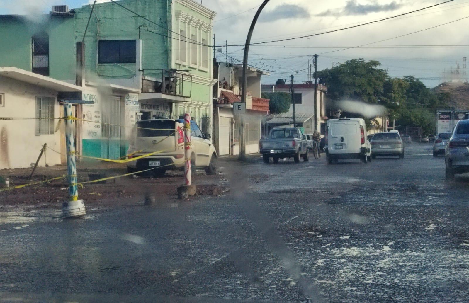 $!Lluvias ahogan vialidades en Los Mochis; basura y obras inconclusas el principal problema