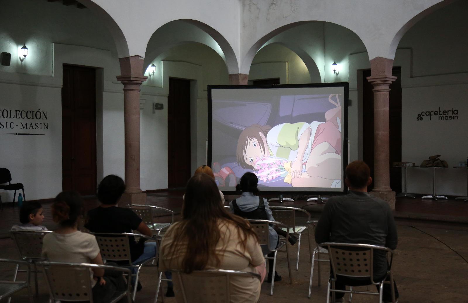 $!El viaje de Chihiro, del director Hayao Miyazaki, se presentó en el Cine Club.