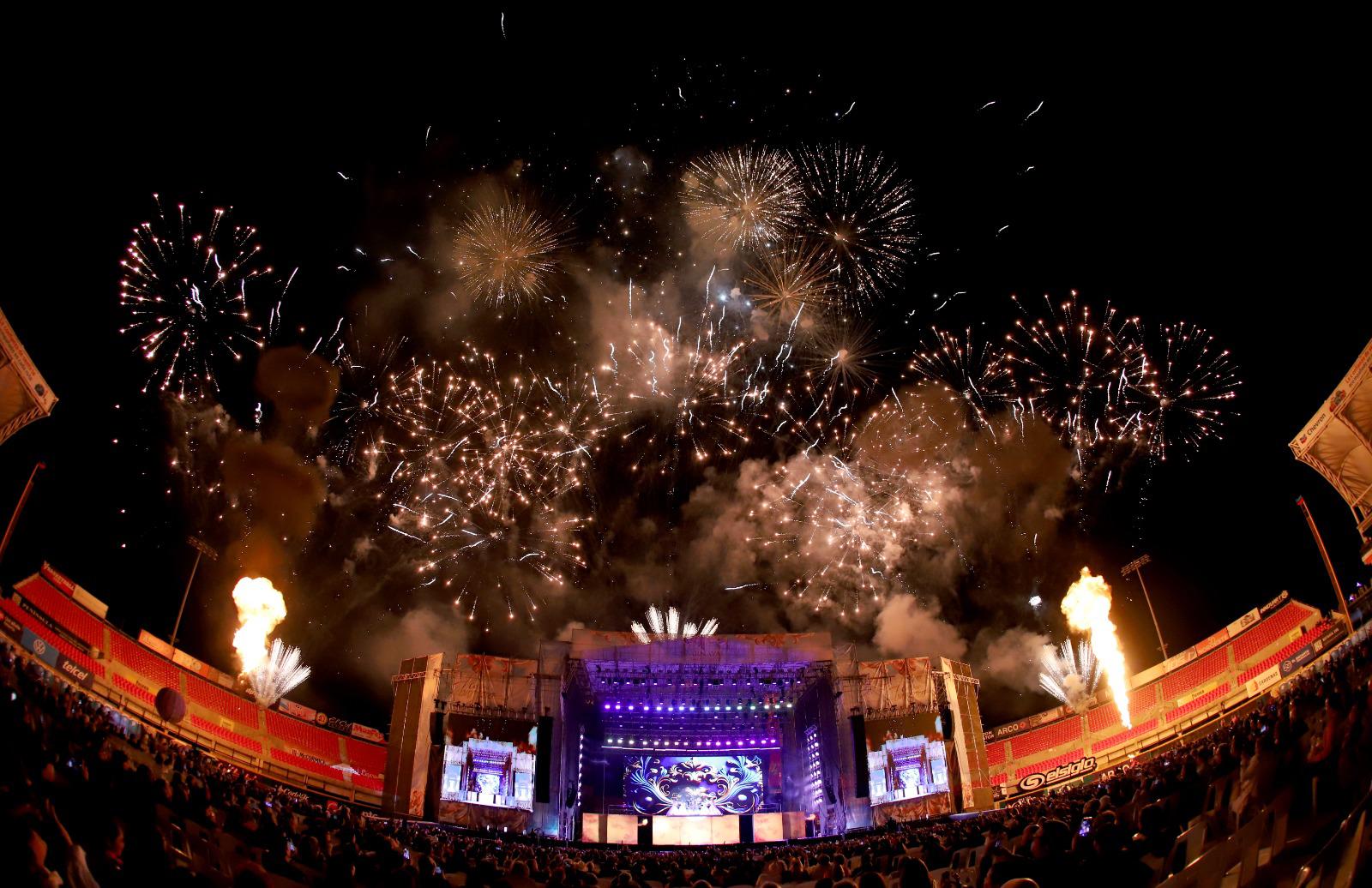 $!El estadio Teodoro Mariscal se iluminó con los juegos pirotécnicos.