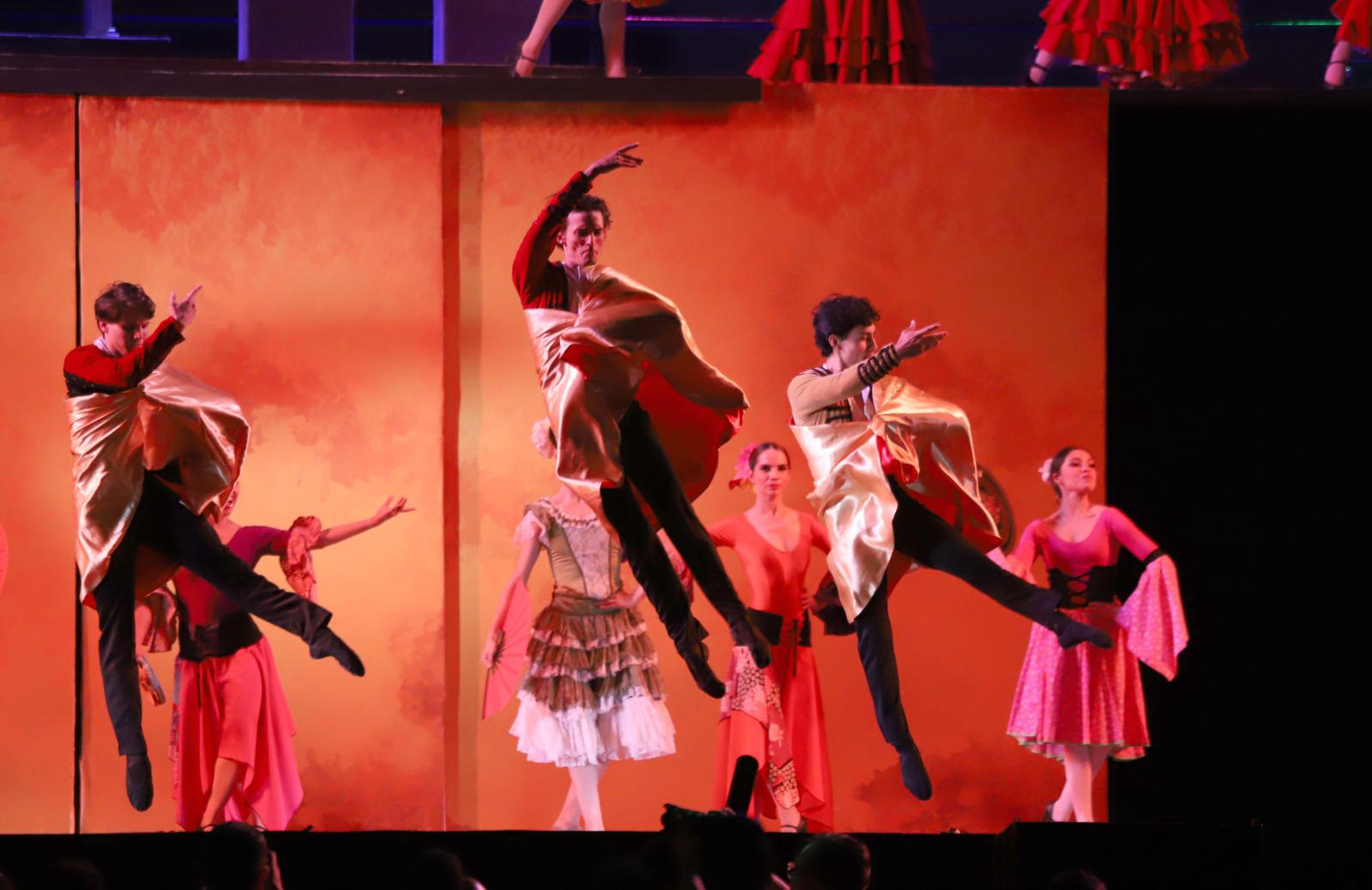$!Al ritmo del Concierto I de Vivaldi resaltado por un sobrio juego de luces, el ballet ‘flotó’ en el escenario.