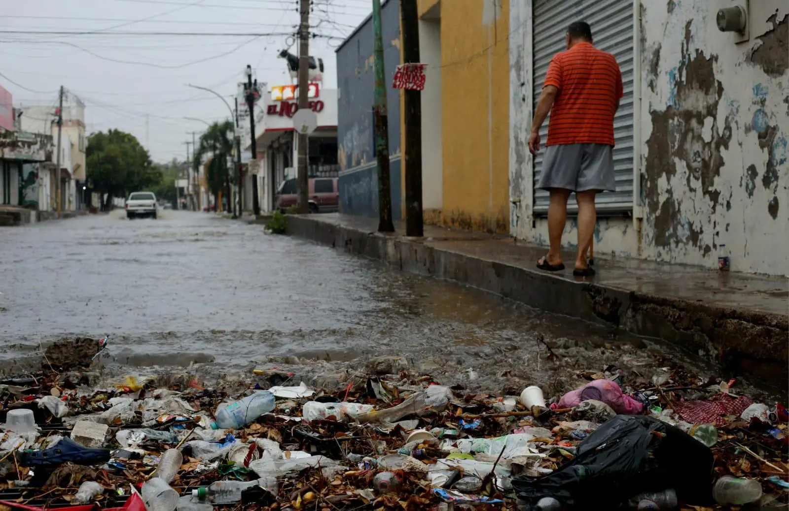 $!Sorprenden lluvias matutinas a Culiacán; activan operativos de emergencia y SEPyC mantiene clases bajo criterio