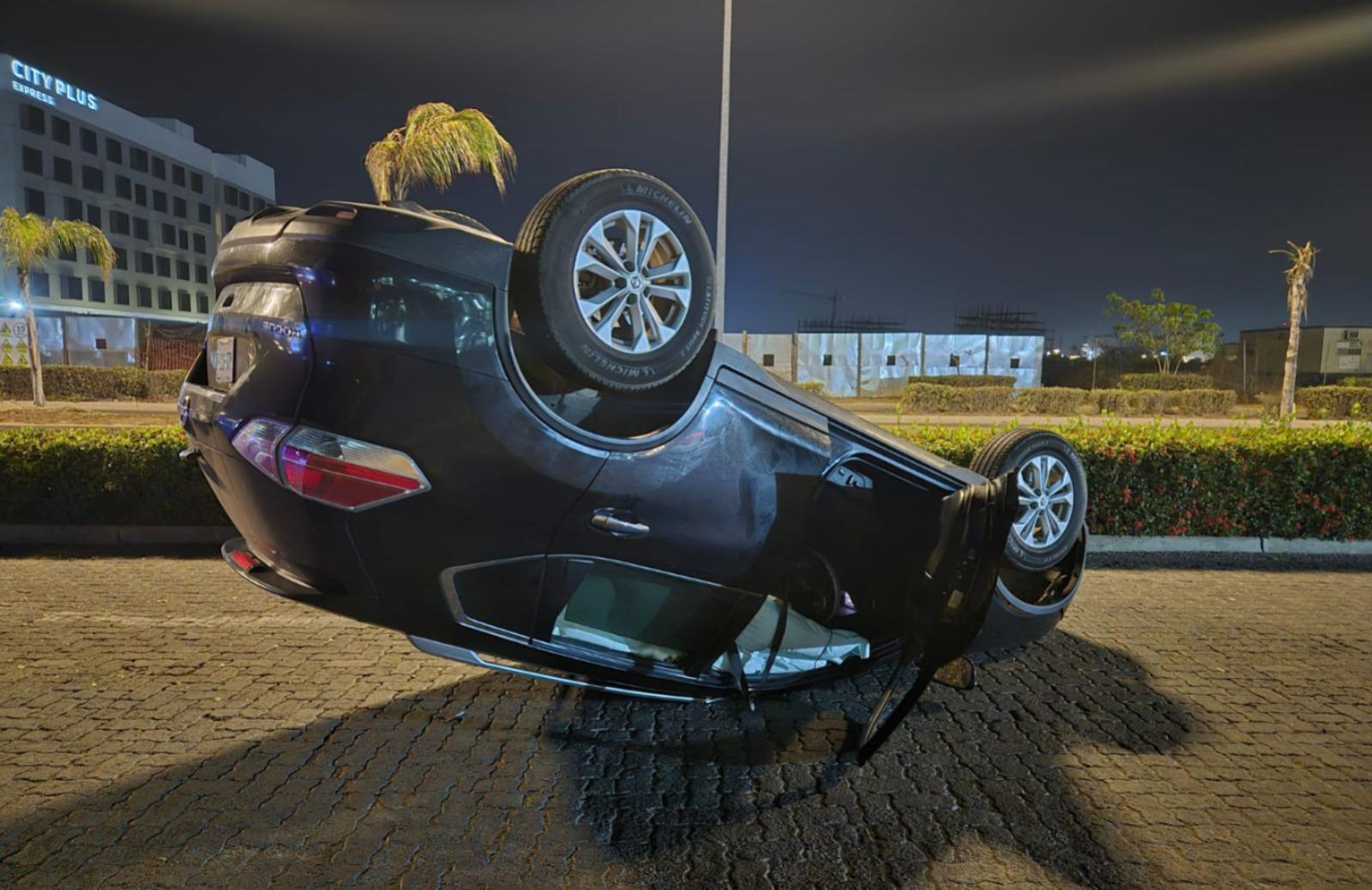 $!Camioneta se vuelca tras chocar contra camellón en la Marina Mazatlán