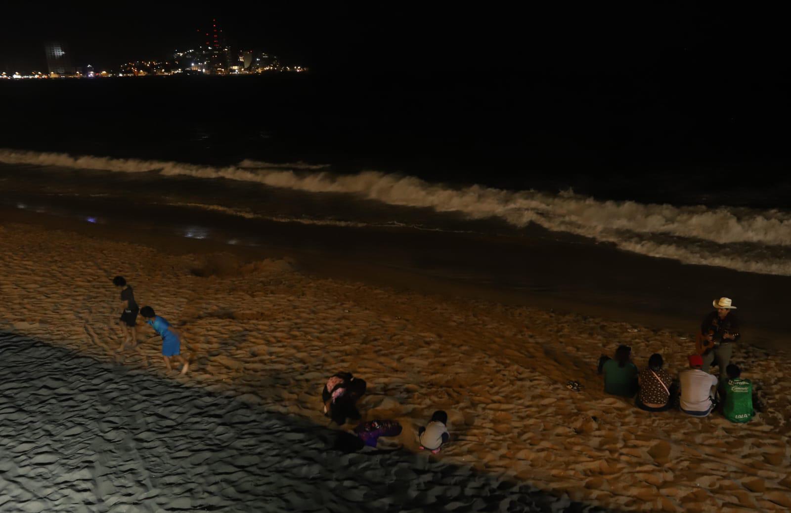 $!‘Pasea’ la policía sin poner orden en las playas de Mazatlán la noche de este lunes