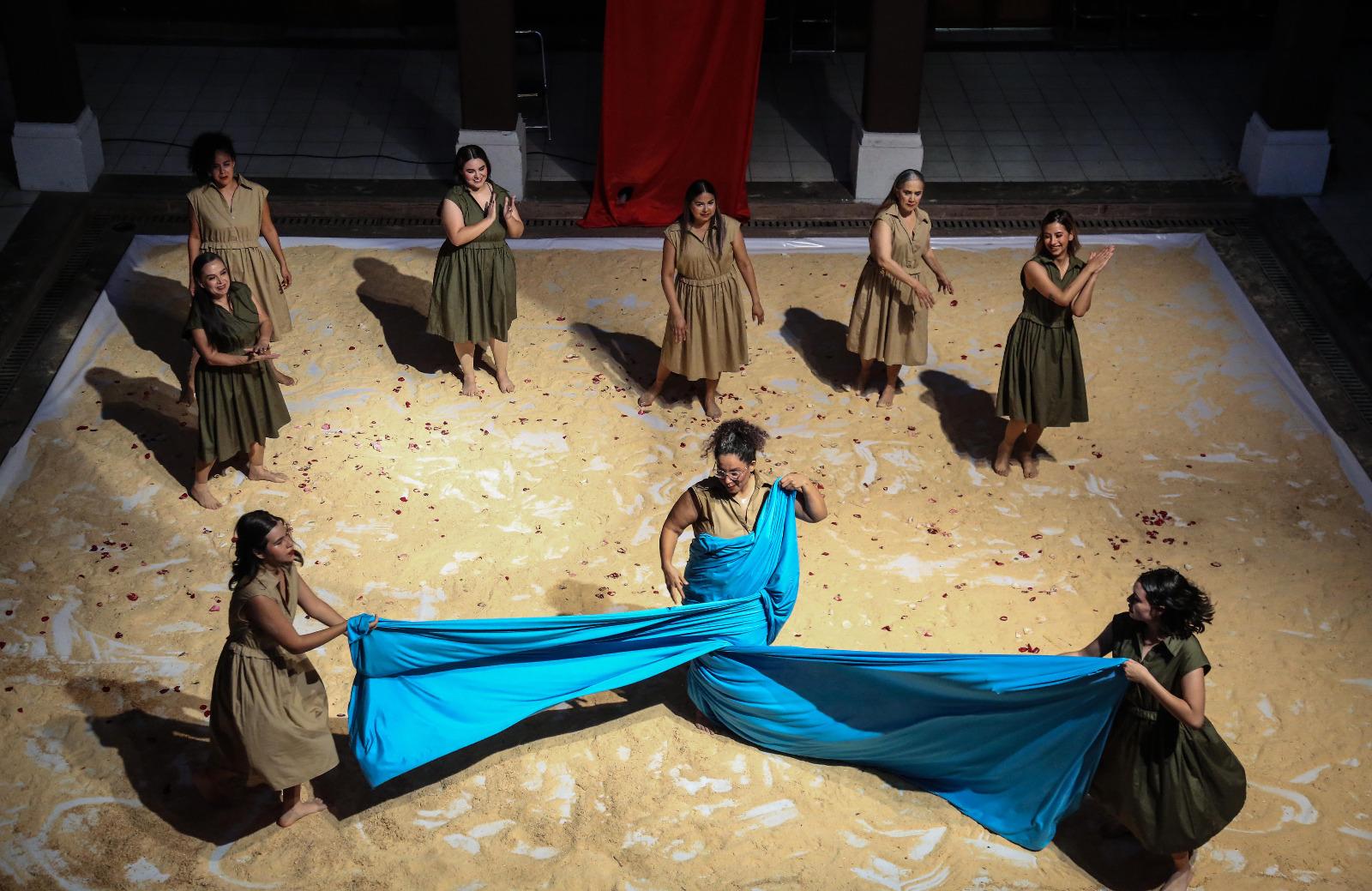 $!La pieza inicia con el uso de telas, máscaras de venado, y música de Santaolalla.