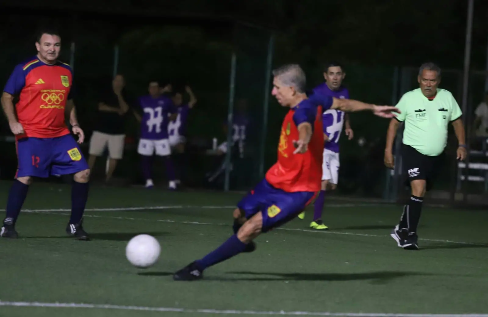 $!Frutería Bernal vuelve a golear y toma fuerza en el Futbol del Recuerdo