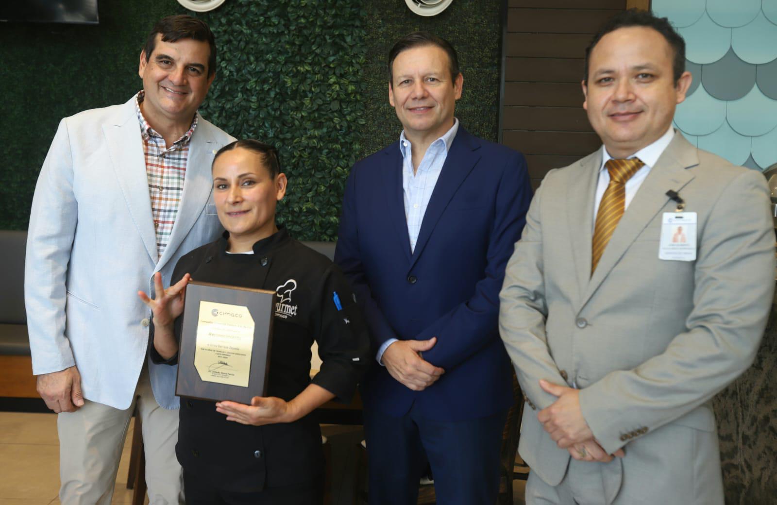 $!Érica Barraza recibe su reconocimiento.