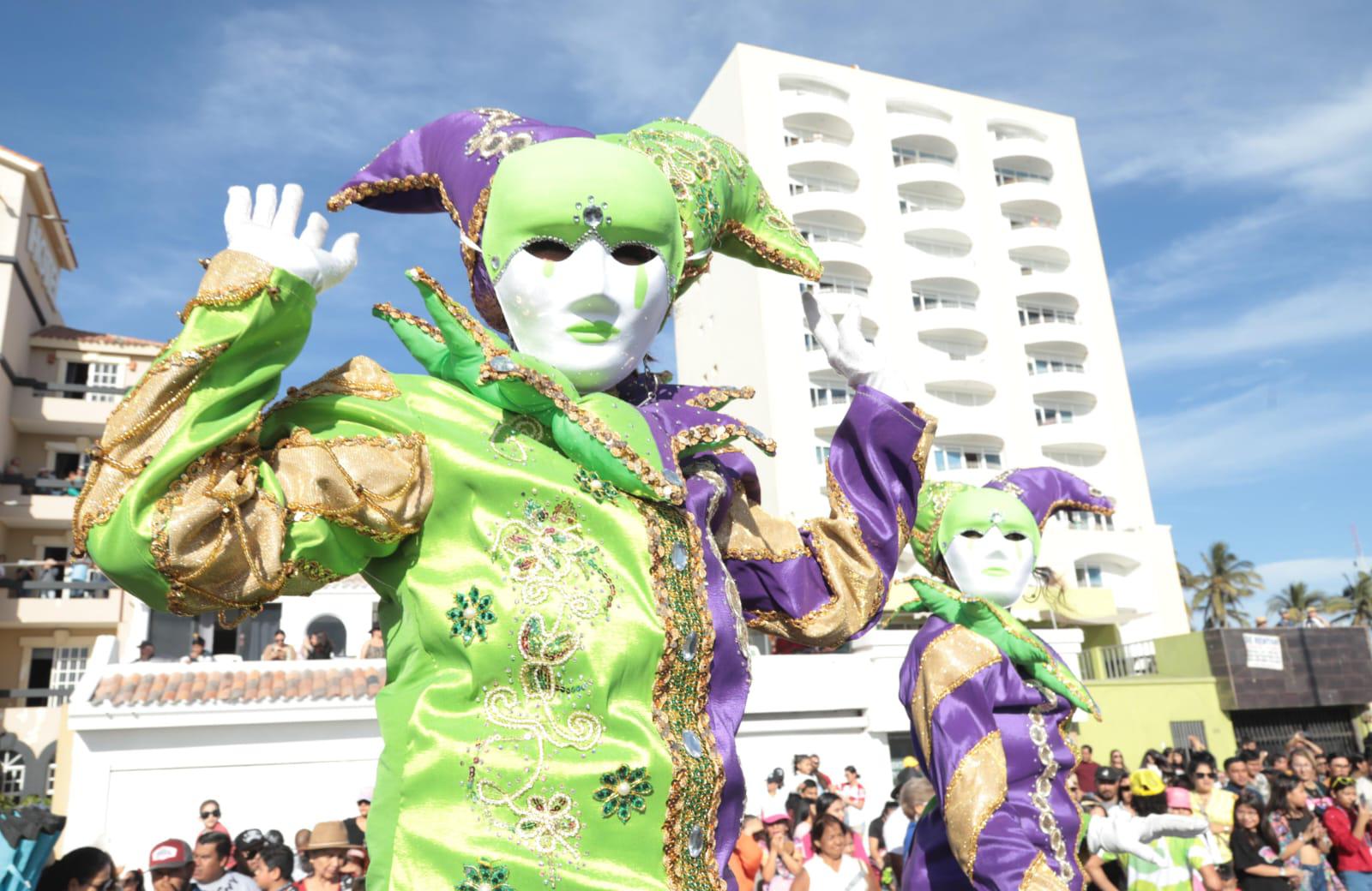 $!Color y alegría inundan el malecón de Mazatlán durante el segundo desfile del Carnaval