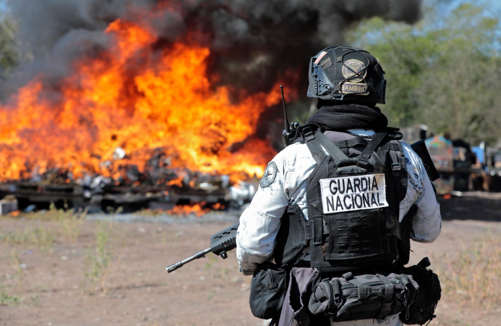 $!Destruyen casi 2 toneladas de drogas y más de 300 objetos del delito en Culiacán