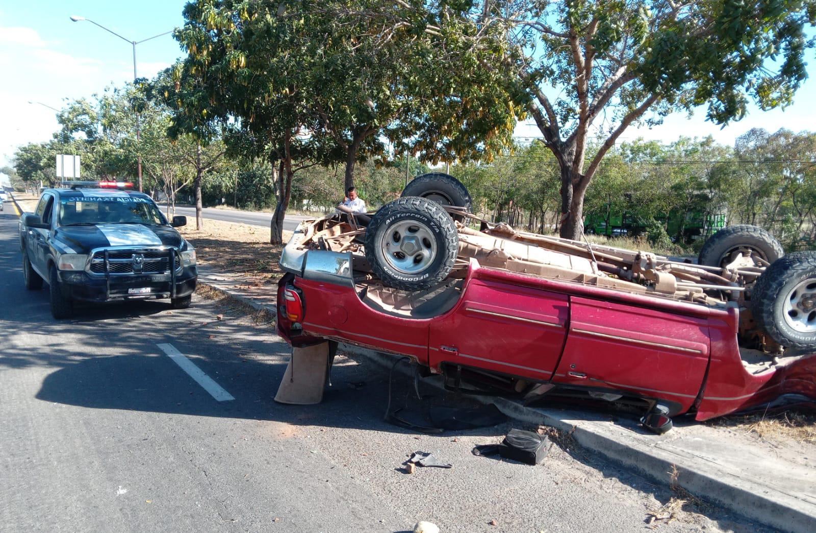 $!Se registra volcadura y carambola en la Carretera Internacional frente al Cereso de Mazatlán
