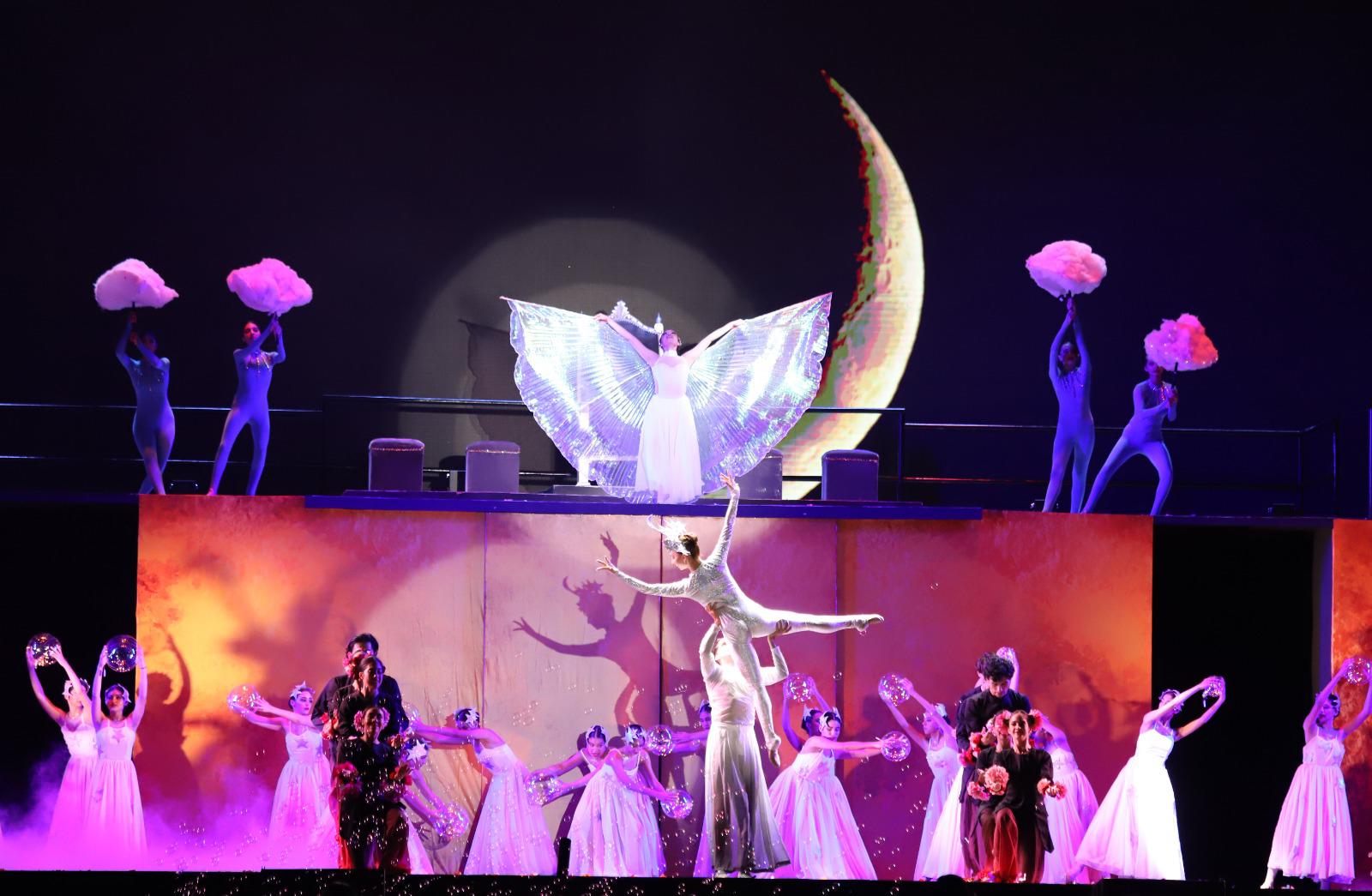 $!“La llegada del eclipse” coreografía que resaltó la gracia y refinamiento del cuerpo de baile.