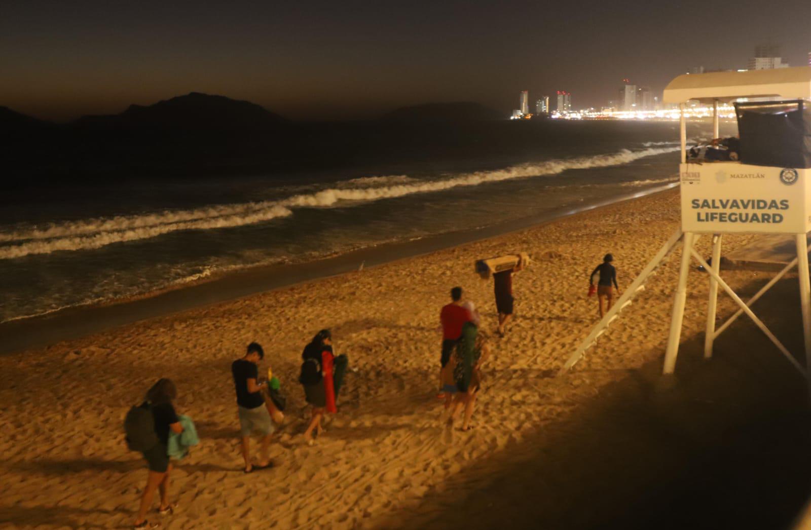 $!‘Pasea’ la policía sin poner orden en las playas de Mazatlán la noche de este lunes