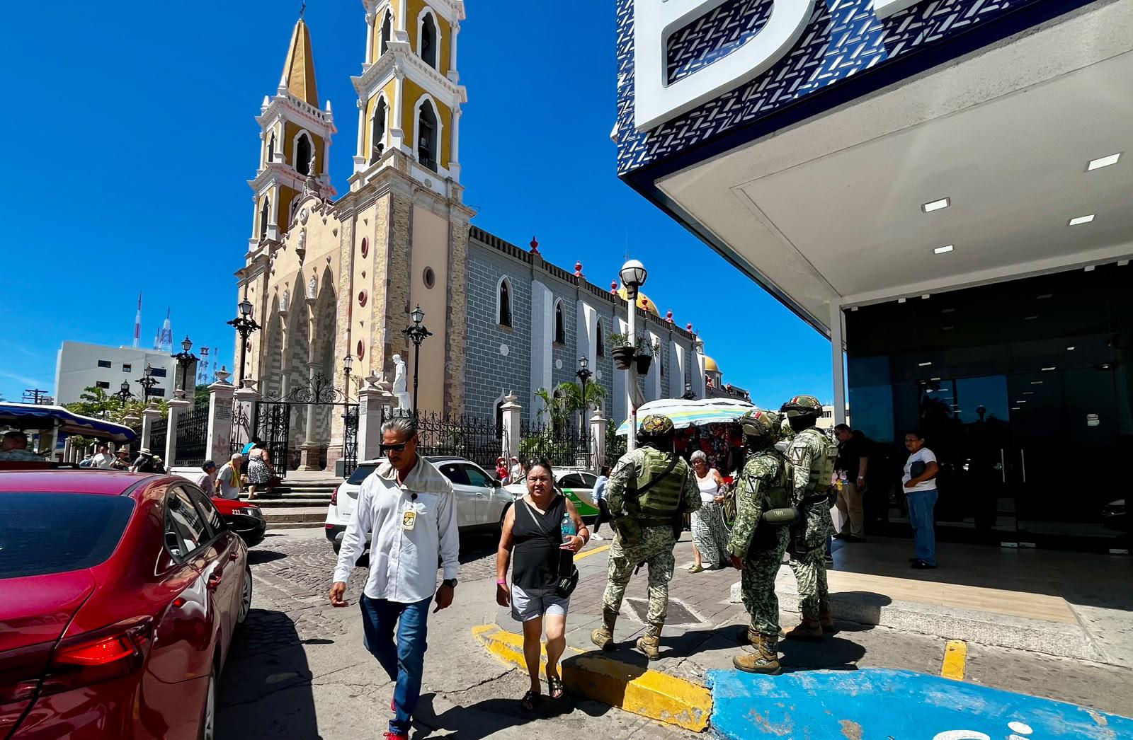 $!Con presencia de fuerzas federales, cruceristas recorren atractivos de Mazatlán