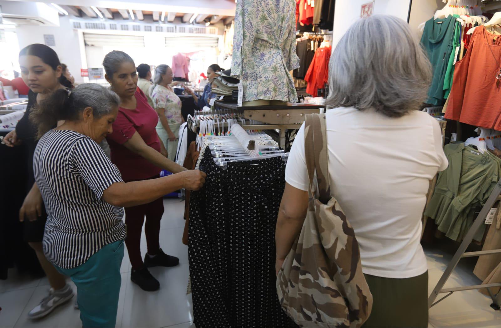 $!Compras para mamá rebasan expectativas en los comercios de Mazatlán
