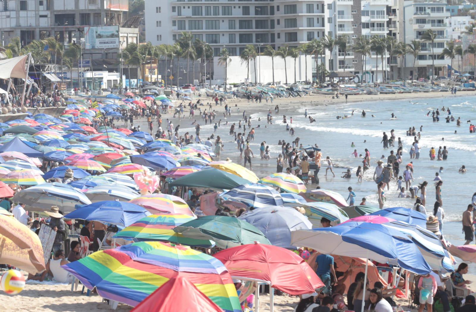 $!Disminuye la afluencia de turistas en playas de Mazatlán este Sábado de Gloria