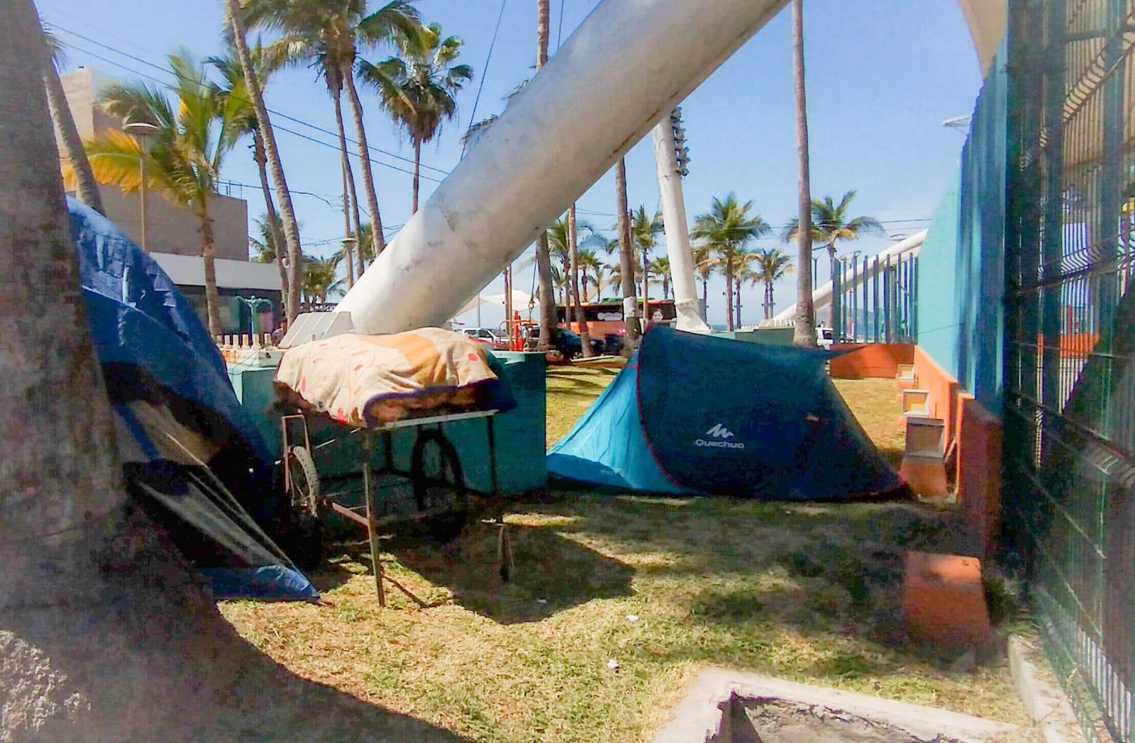 $!Ya ‘acampan’ personas en el malecón de Mazatlán; no dicen si vienen a vender o disfrutar de la fiesta