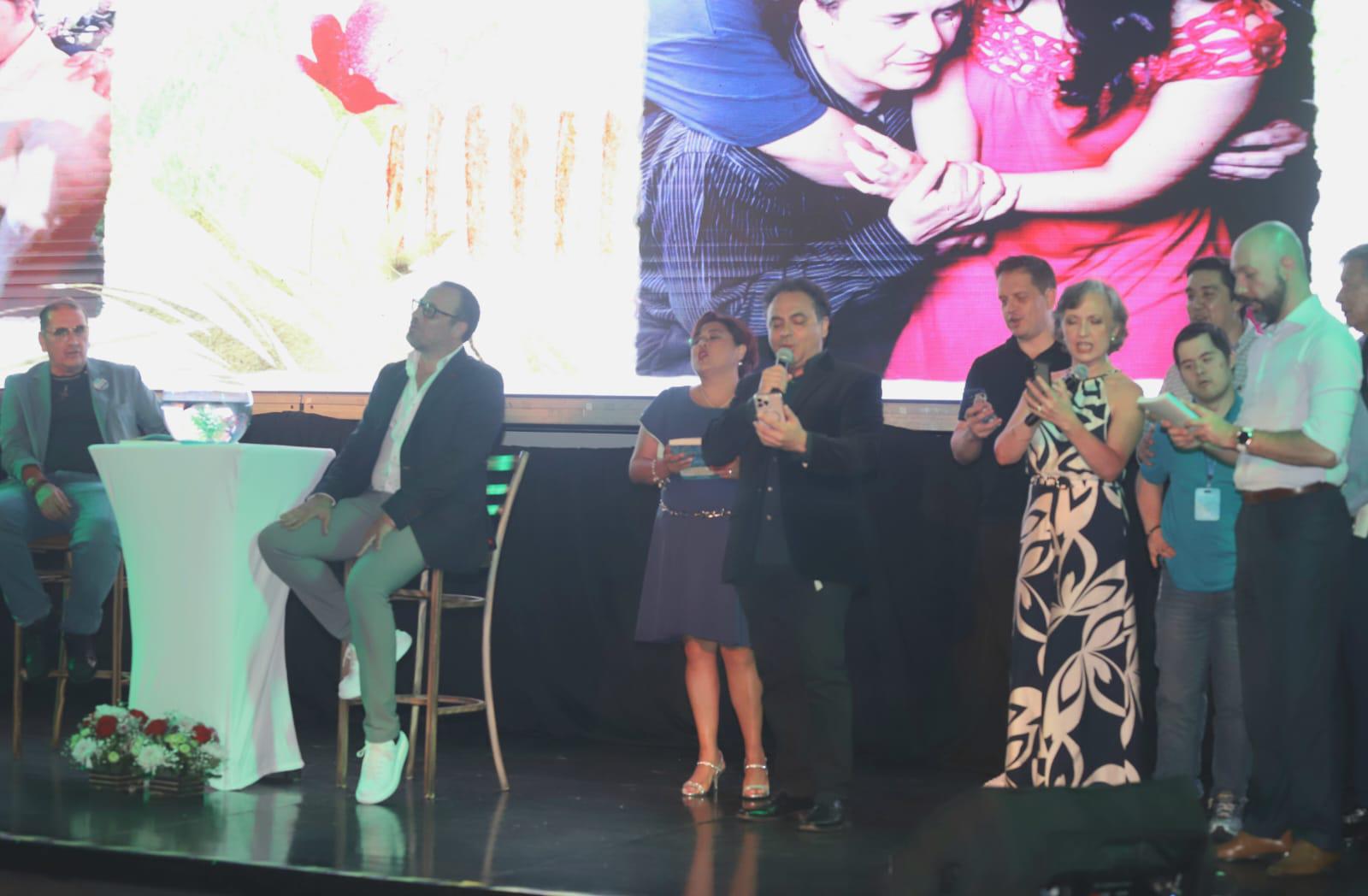 $!El barítono mazatleco Adán Pérez interpretó “La Canción del Pueblo”, del musical Los Miserables.