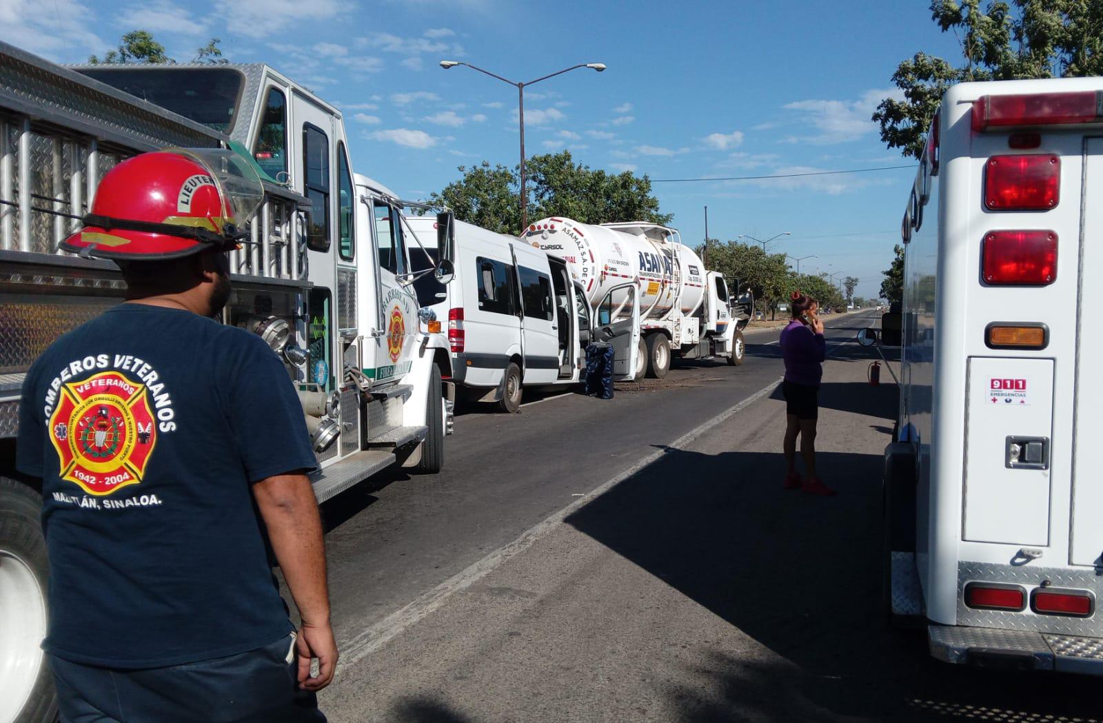 $!Se registra volcadura y carambola en la Carretera Internacional frente al Cereso de Mazatlán