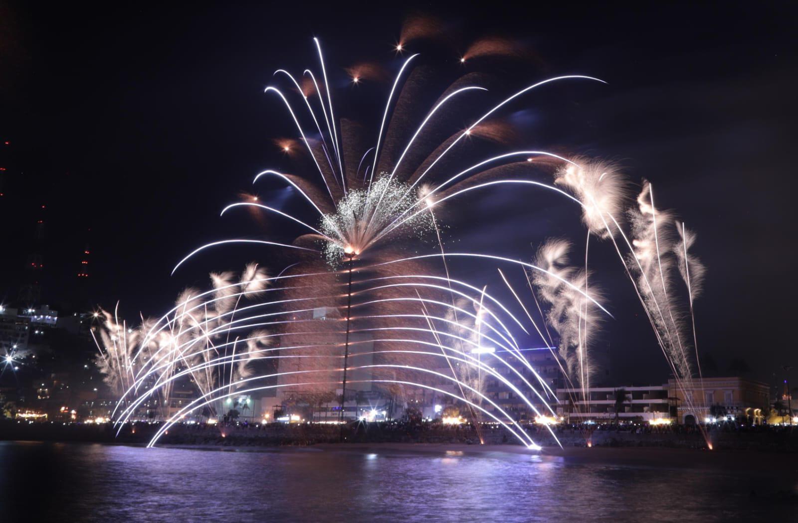 $!Disfrutan miles de personas del tradicional Combate Naval del Carnaval de Mazatlán