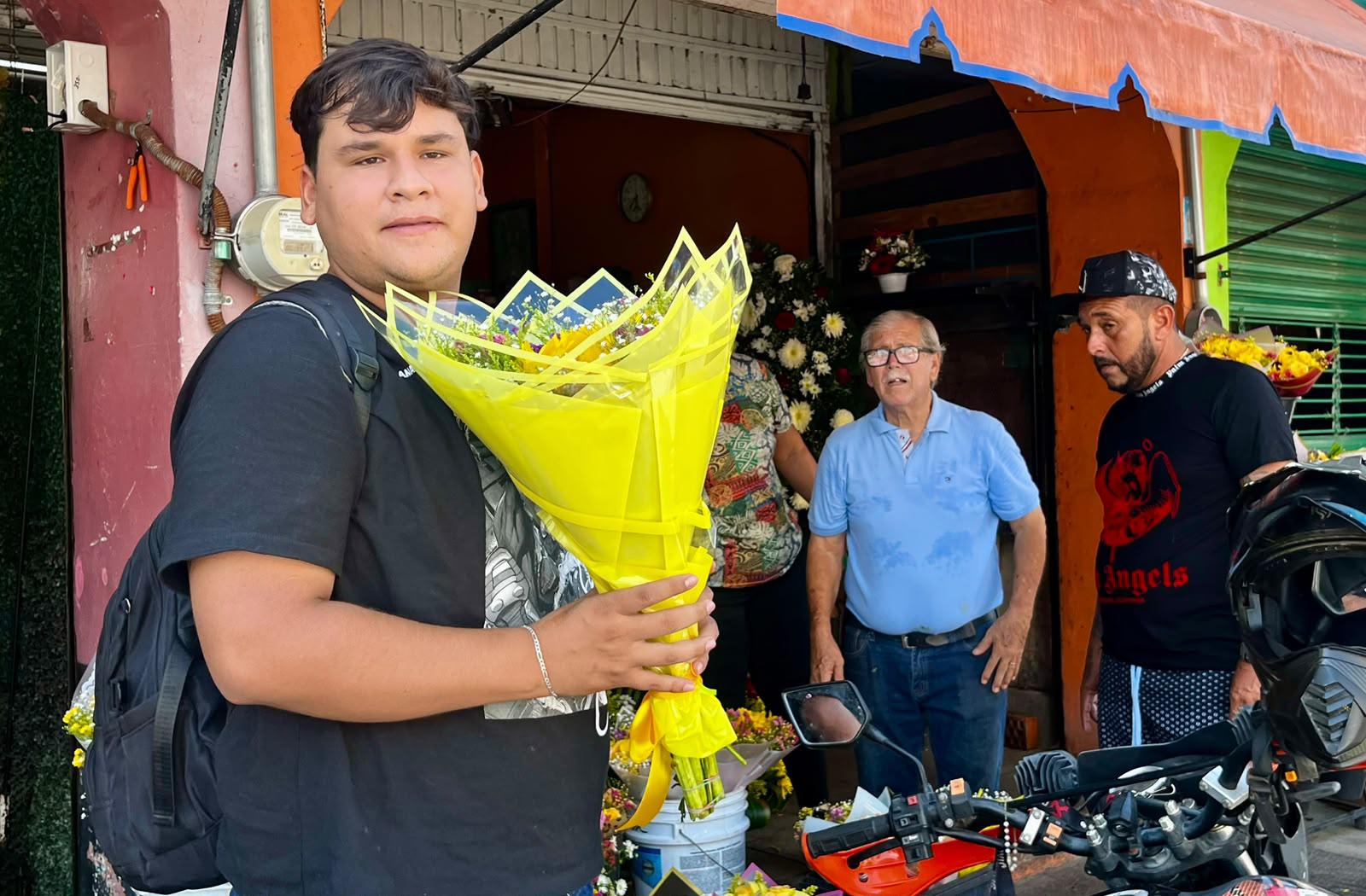 $!Flores amarillas pintan de amarillo al Mercado de las Flores de Mazatlán