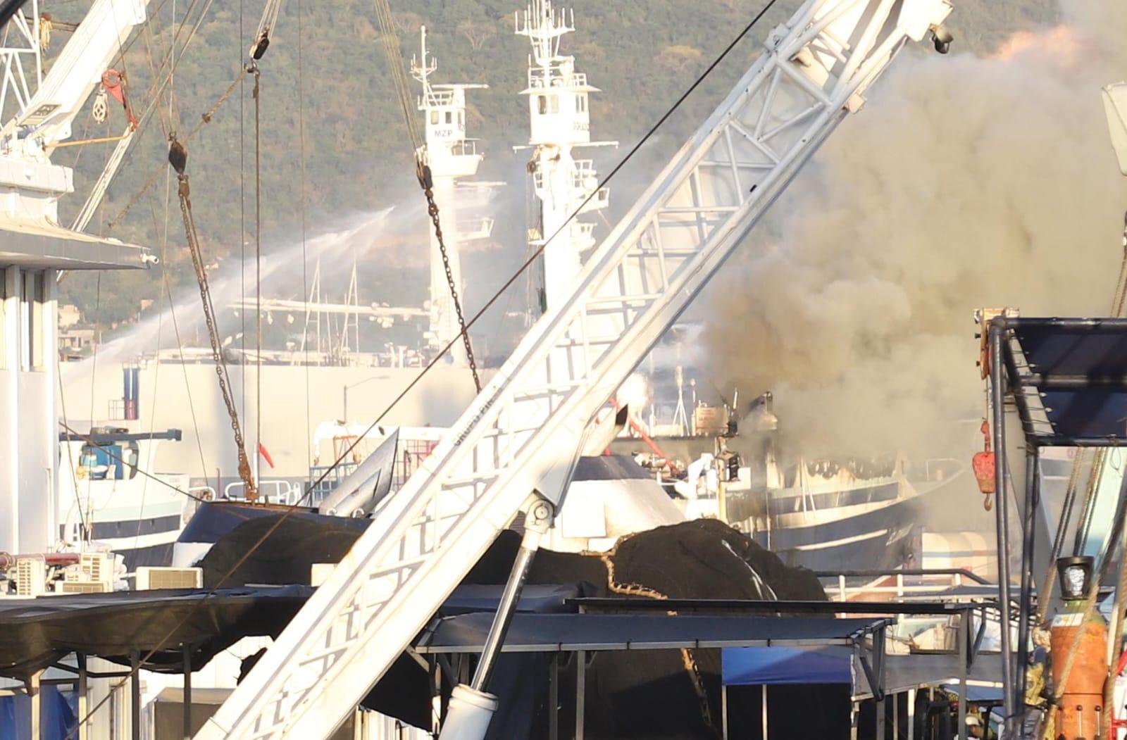 $!Se incendia barco atunero en los muelles cercanos a la zona del Parque Bonfil, en Mazatlán