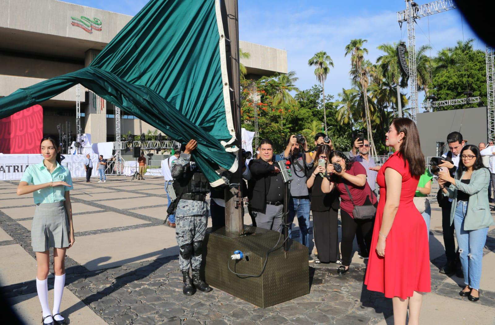 $!Izan bandera en Palacio de Gobierno por el 216 aniversario del Grito de Independencia