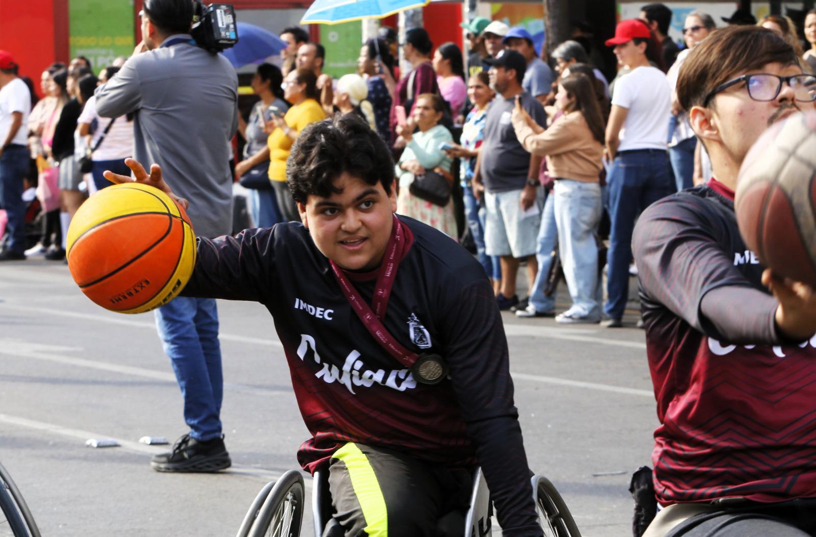 $!Participan casi 4 mil personas en el desfile del 20 de Noviembre en Culiacán