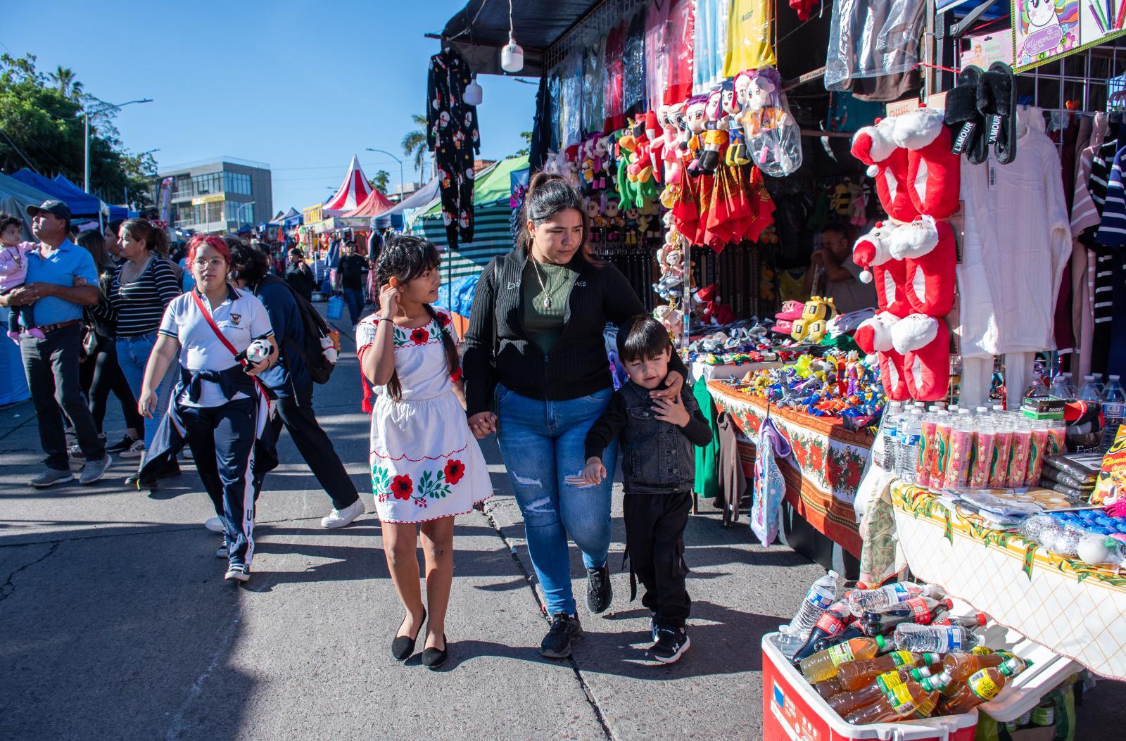 $!Acuden 35 mil personas a la Lomita, en Culiacán, por el Día de la Virgen
