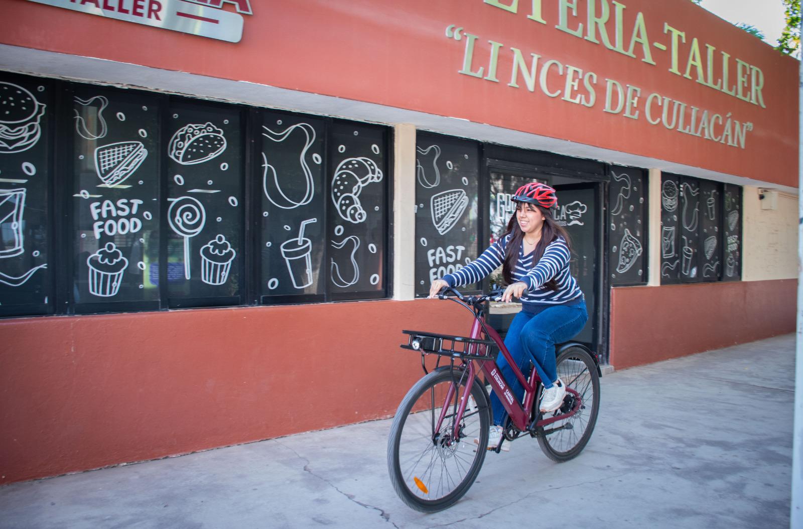 $!Proyecto Bixie llega a la UAdeO; alumnos prueban modelos durante demostración