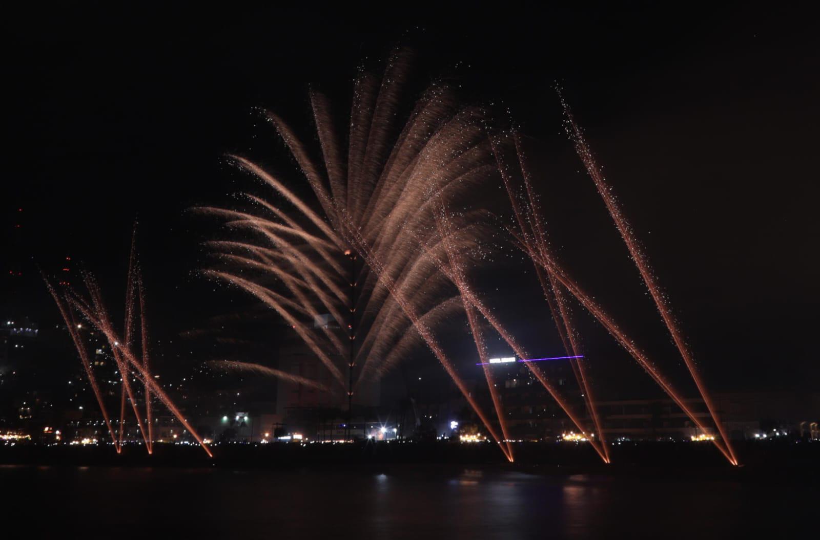 $!Disfrutan miles de personas del tradicional Combate Naval del Carnaval de Mazatlán
