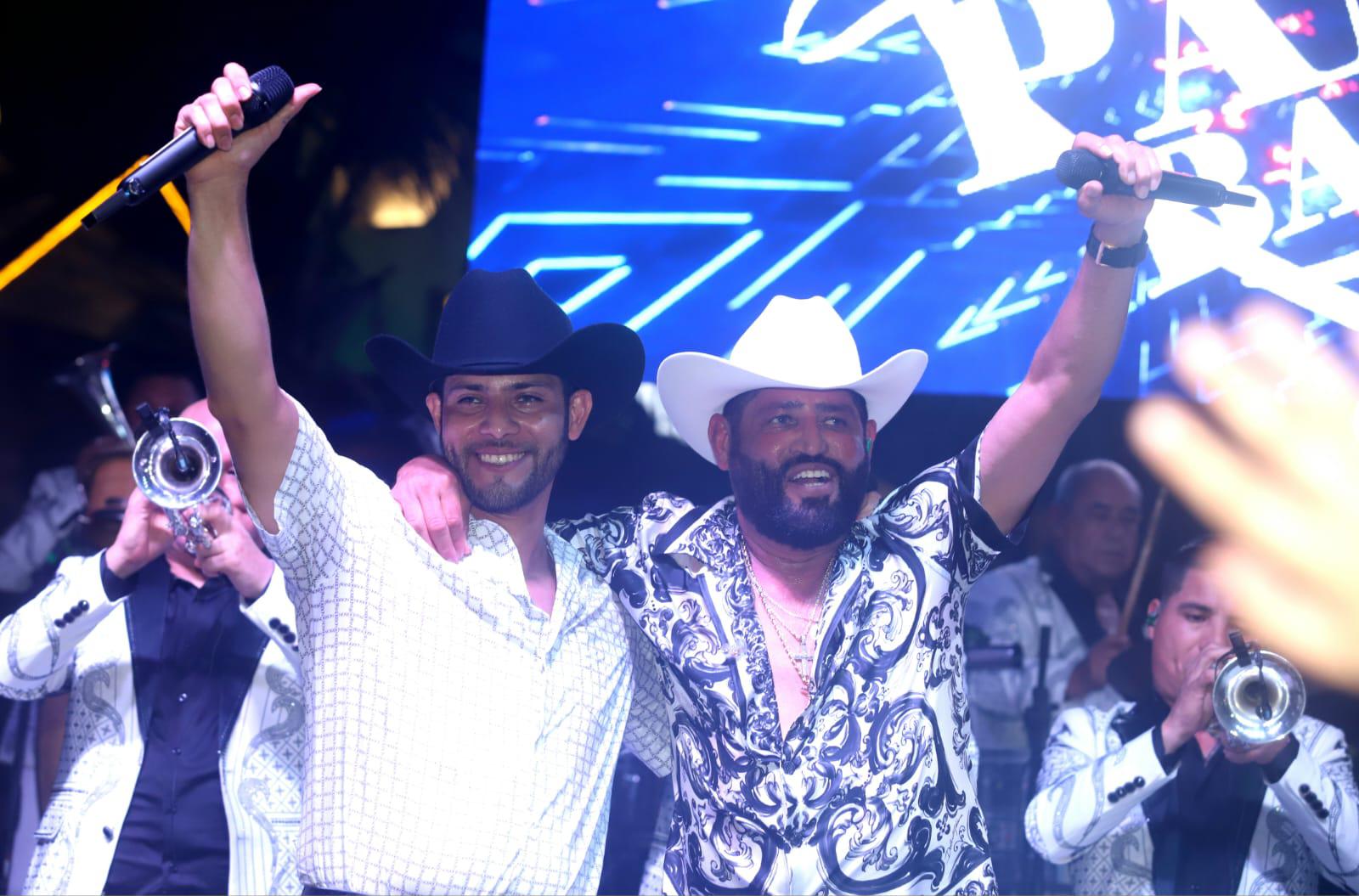 $!Pancho Barraza enamora a Mazatlán con concierto en el malecón