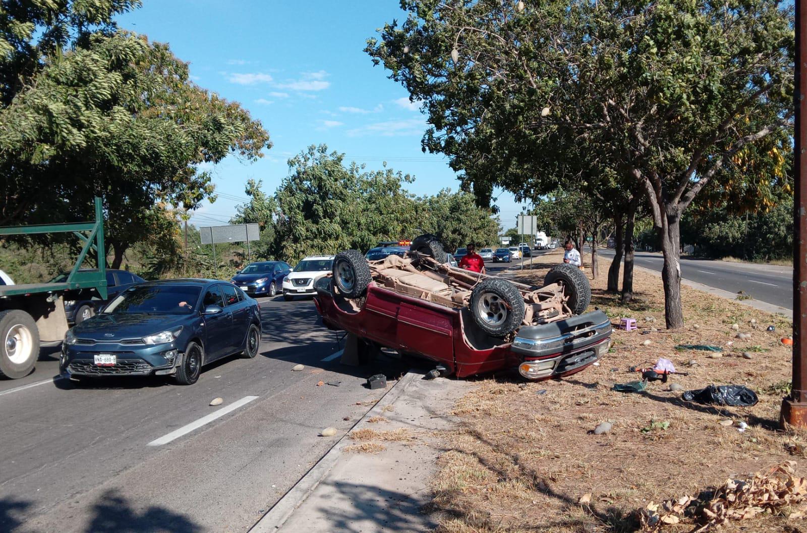 $!Se registra volcadura y carambola en la Carretera Internacional frente al Cereso de Mazatlán