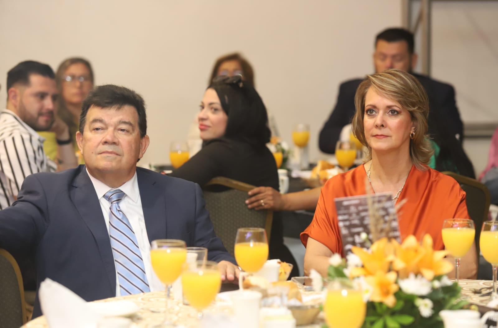 $!Humberto Barros y Angélica Martín de Madero.