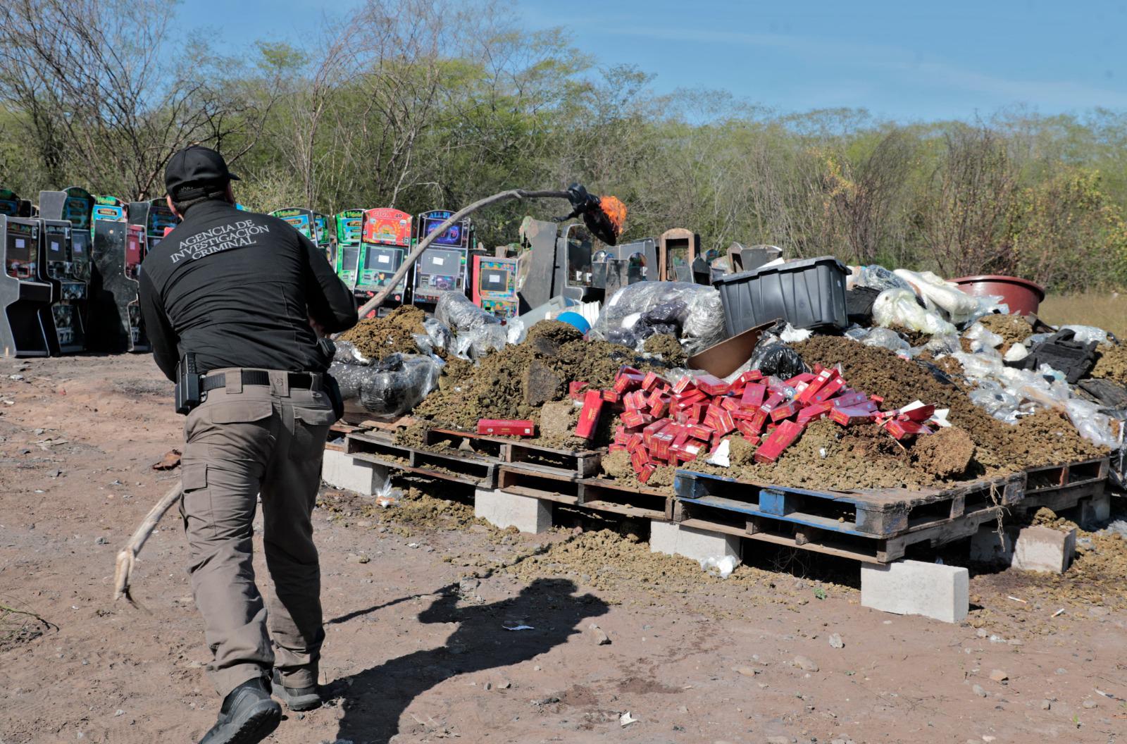 $!Destruyen casi 2 toneladas de drogas y más de 300 objetos del delito en Culiacán