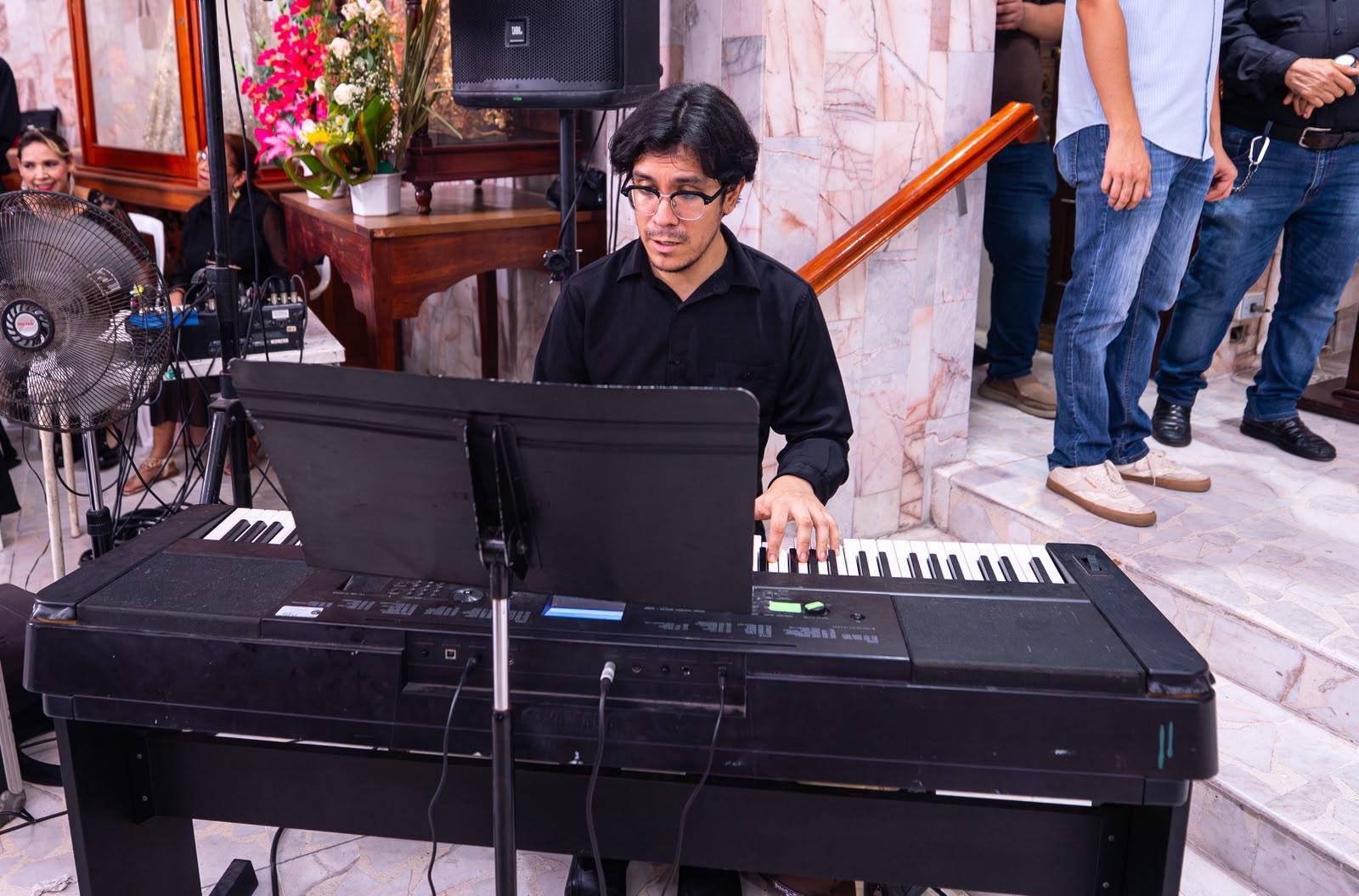 $!El maestro Sergio Castellanos al piano acompañó al Coro Ángela Peralta que interpretó obras del repertorio sacro universal.