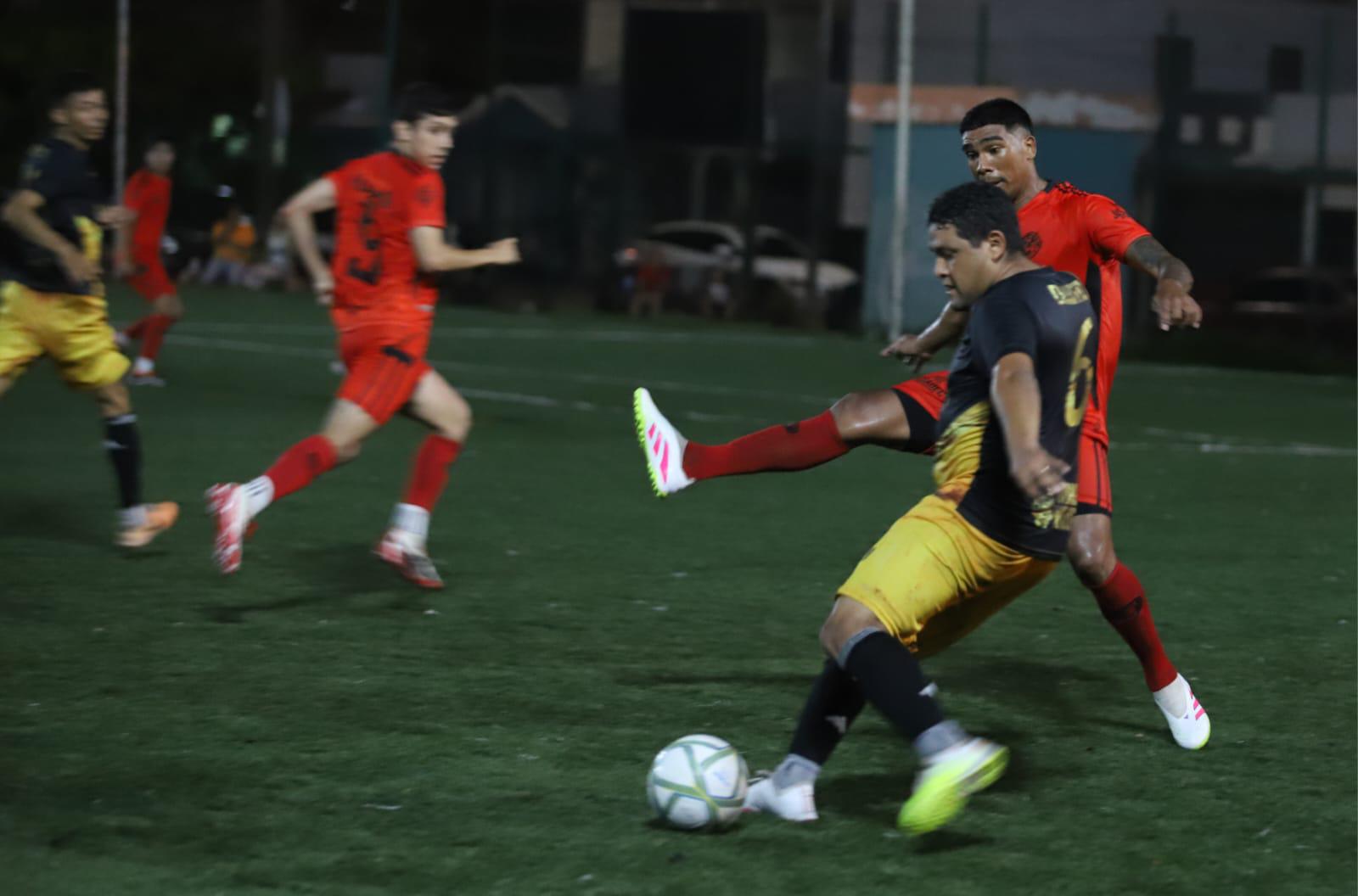 $!Familia Fajardo se impone a Autos Usados en Liga Intercanchas