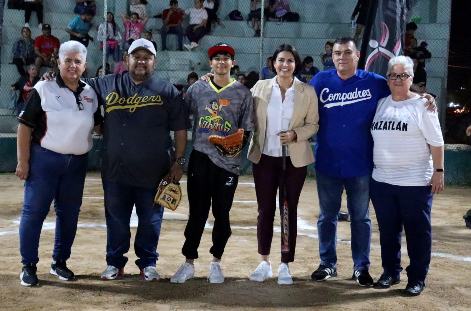 $!Premian e inauguran en la Liga de Softbol Imdem