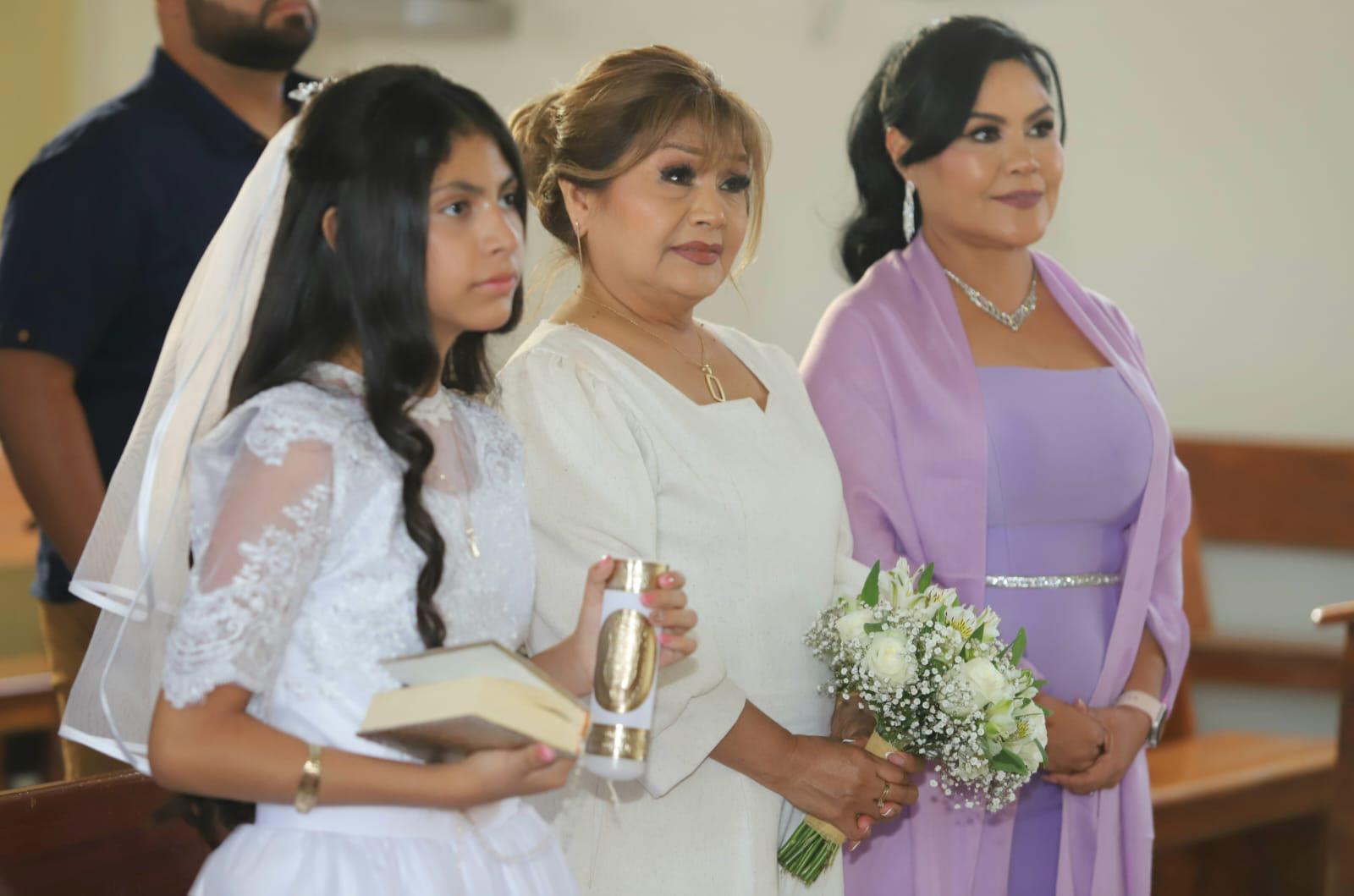 $!La recién comulgante junto a su madrina Teresa Ramos y su mamá Norma Ivon Peralta Ramos.