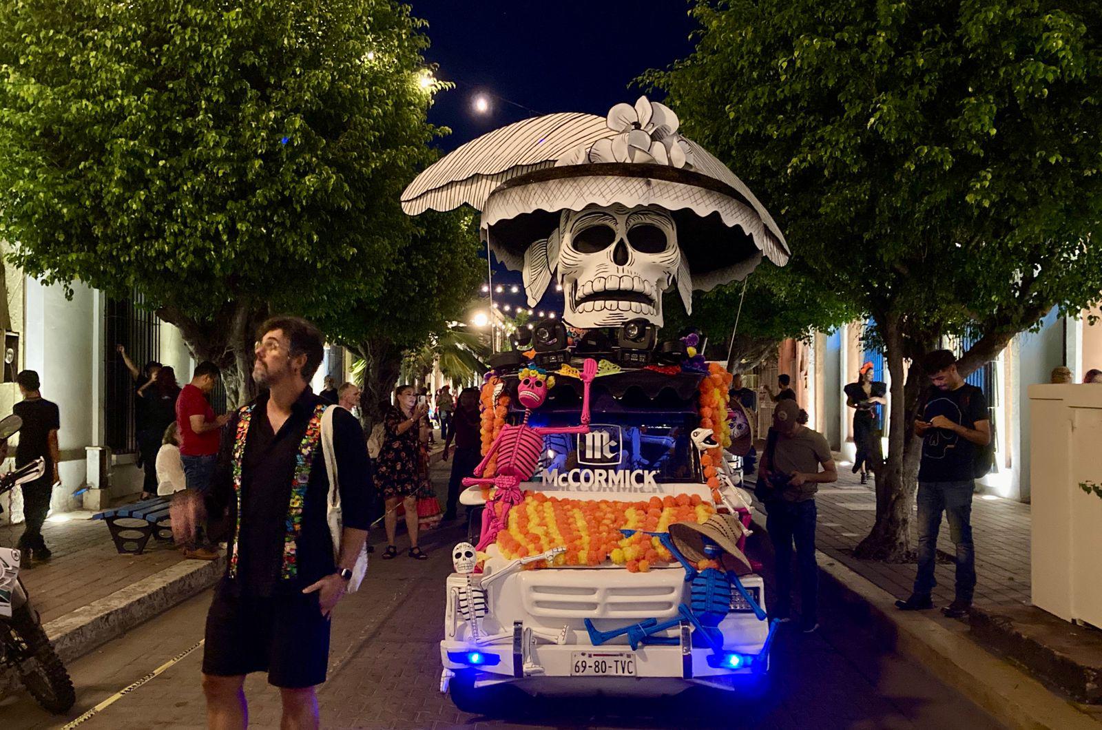 $!Mazatlecos comienzan a llenar el Centro Histórico para celebrar el Día de Muertos