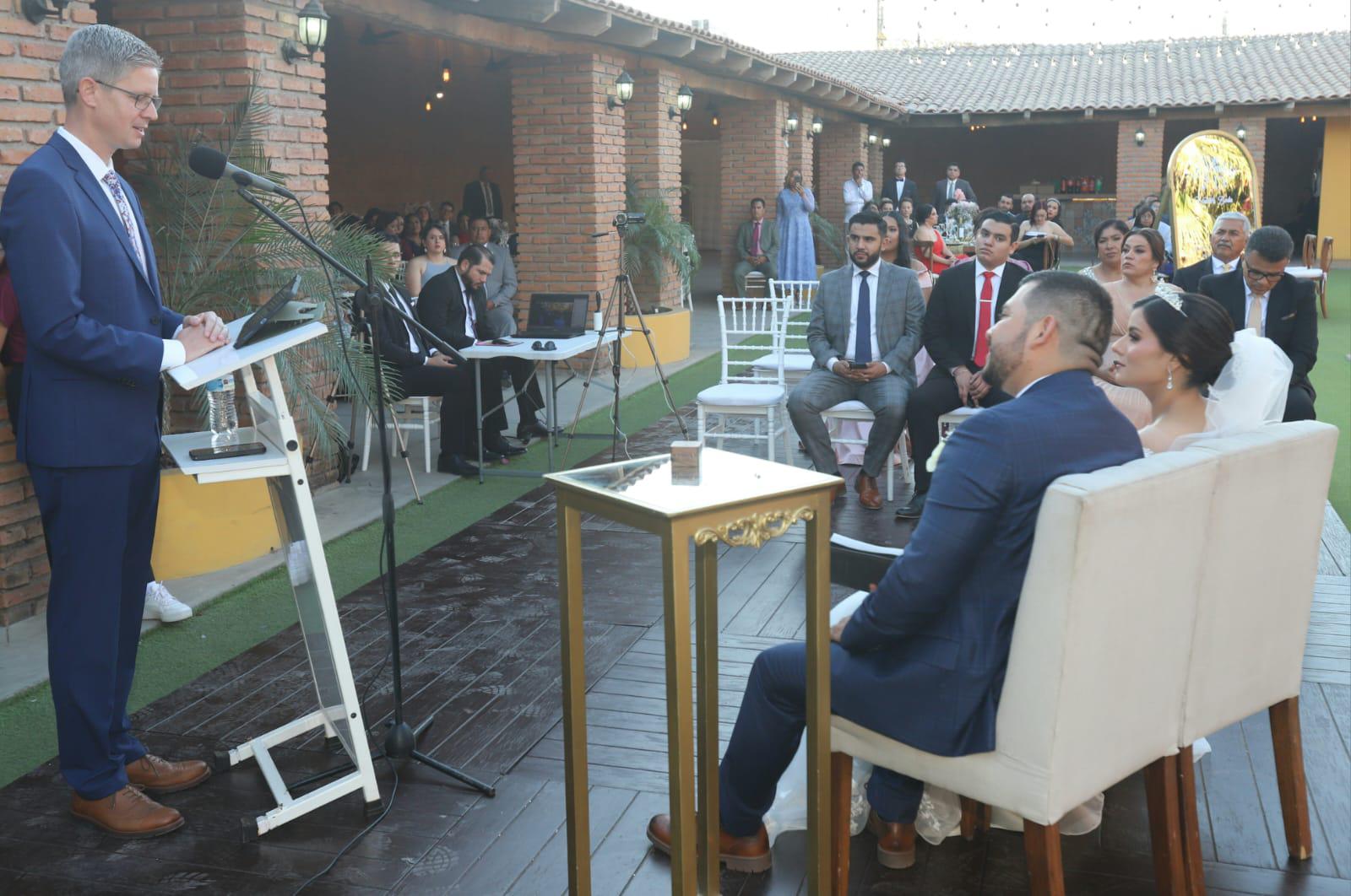 $!Los novios estuvieron muy atentos a las palabras del Ministro Religioso.