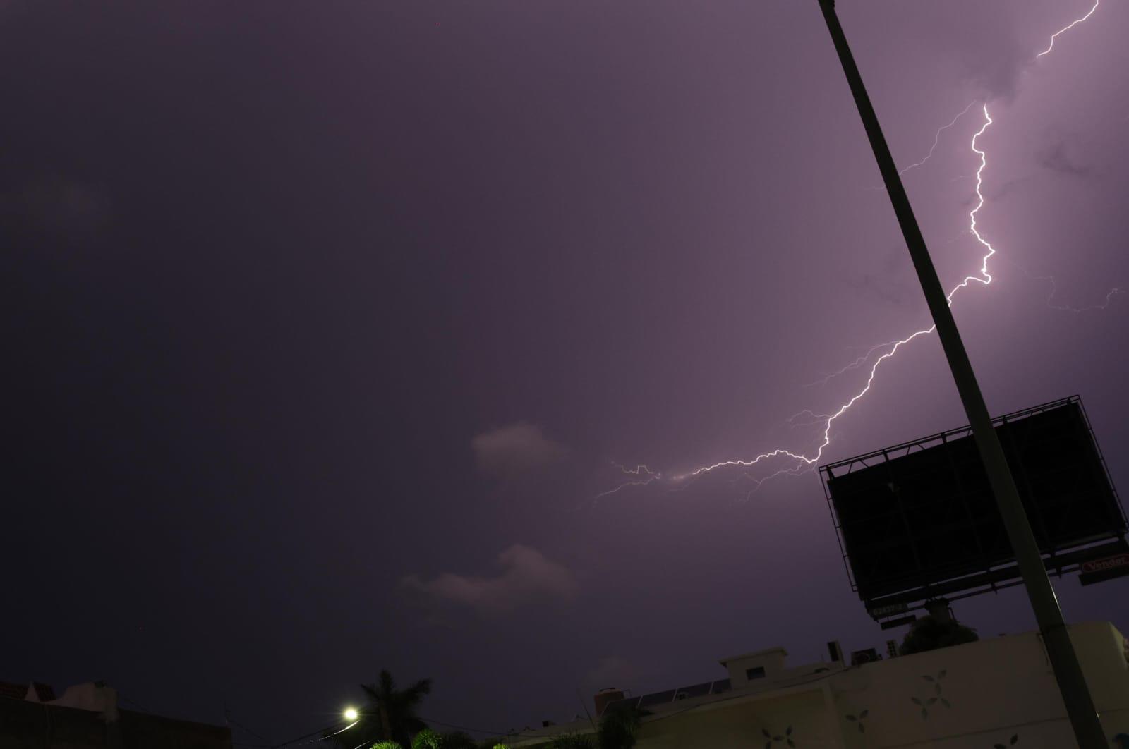 $!Registra el norte de Mazatlán actividad eléctrica; prevén lluvias por la noche y madrugada