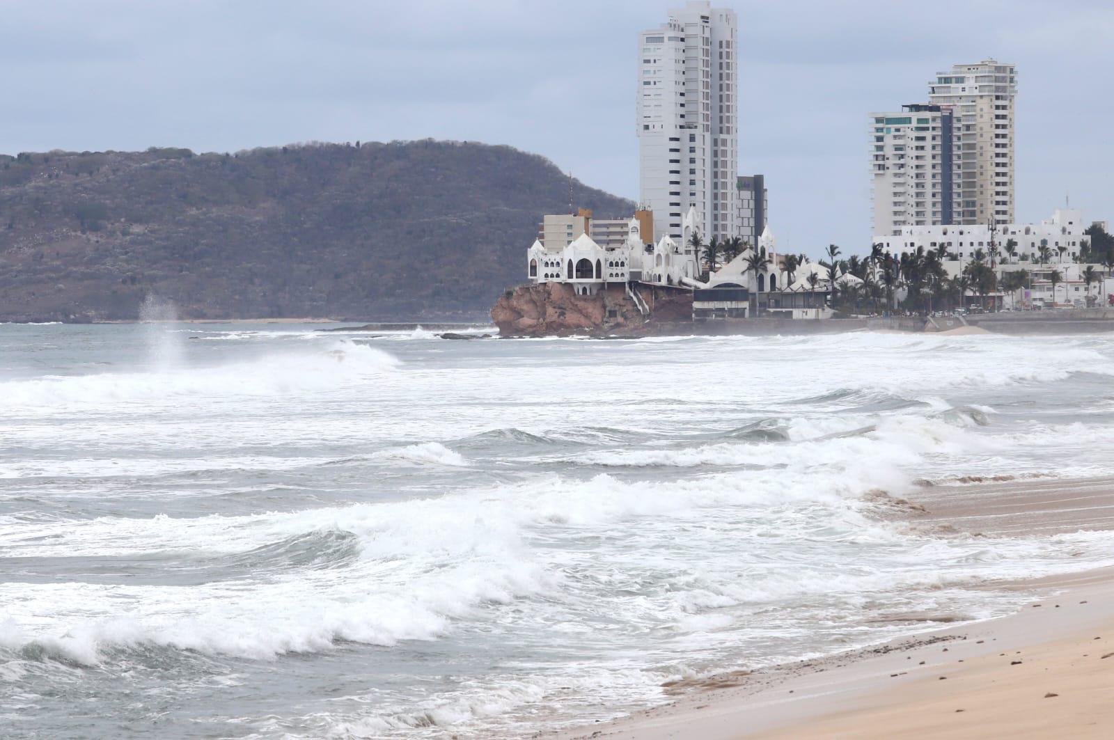 $!Con una semana de fuerte oleaje se mantiene el mar de fondo en Mazatlán provocando residuos y riesgos en la costa
