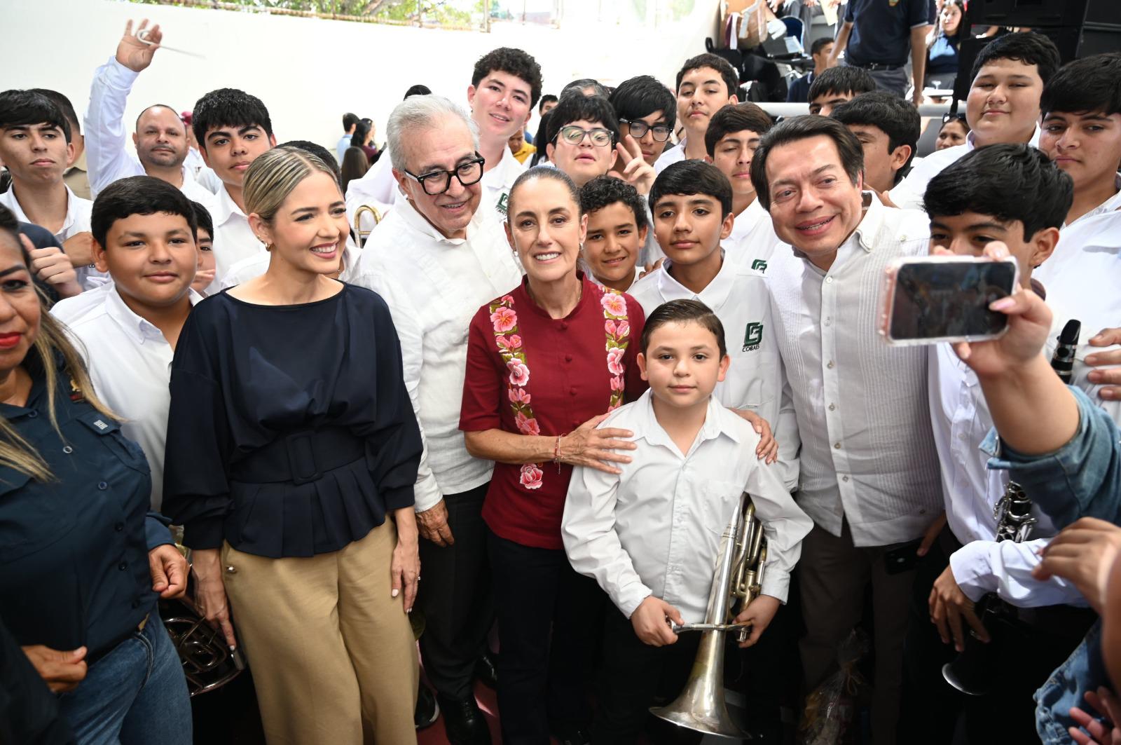 $!Arriba la Presidenta Claudia Sheinbaum a la Germán Evers para entrega de apoyo de becas a estudiantes